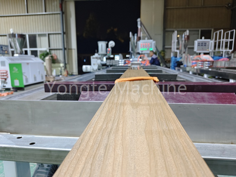 تساعد معدات extrument الخشبية للبلاستيك في Yongte بلاستيك صناعة الأبواب والنافذة الخشبية.