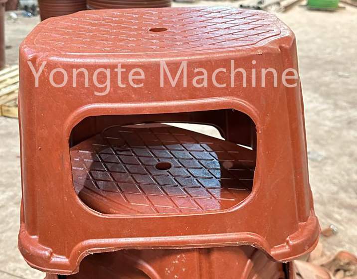 تم تثبيت آلة القذف والتطبيب البلاستيكية Yongte في مصنع العميل في إفريقيا لإعادة تدوير الأفلام البلاستيكية إلى دلاء بلاستيكية وأحواض بلاستيكية وكراسي بلاستيكية.