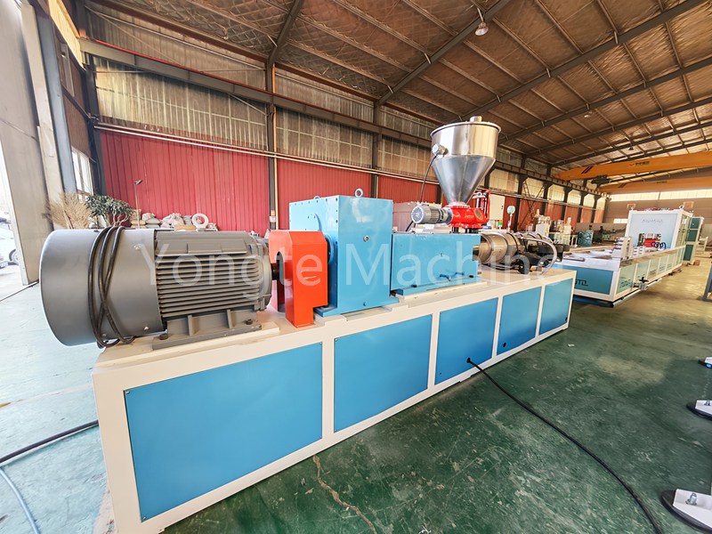 يتم استخدام آلة ملف تعريف Yongte PVC لإنتاج أحواض زراعة الفراولة