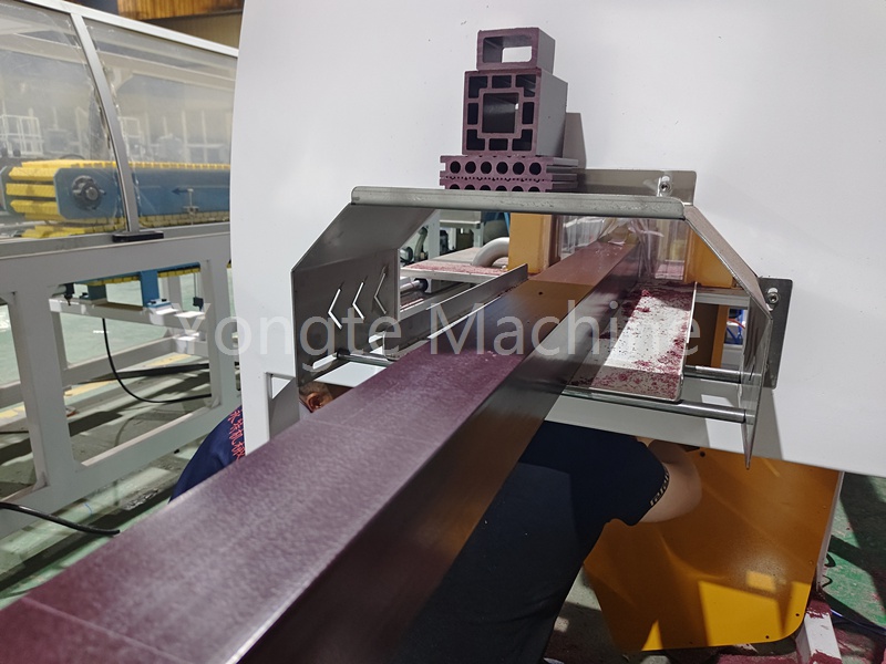 من الصعب التخلص من النفايات البلاستيكية في أفريقيا، لكن خط إنتاج الأعمدة الخشبية والبلاستيكية التابع لشركة Yongte يقدم تقدمًا كبيرًا.