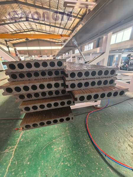 أكملت شركة Yongte للآلات البلاستيكية ترقية خط إنتاج الأرضيات الخشبية والبلاستيكية المنقوشة ثلاثية الأبعاد عبر الإنترنت، مع التركيز على مزاياها كبديل للخشب الصلب