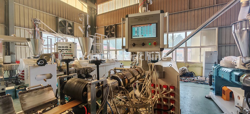 تم اختبار آلة التشكيل الجانبي WPC لعملاء جنوب إفريقيا