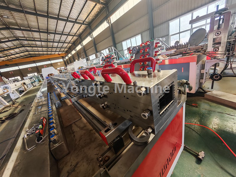 خط بثق إطار الباب WPC للإنتاج النهائي للعملاء الهنود