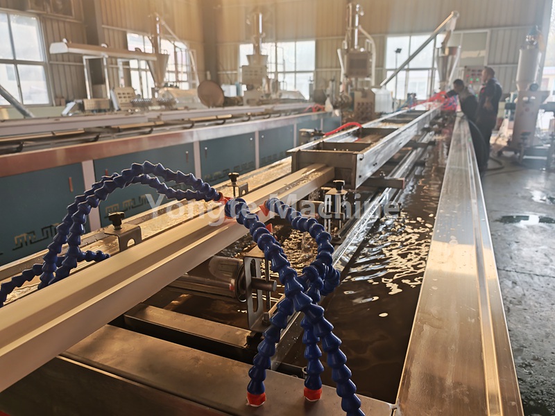 آلة دعامة الباب WPC ذات النواة الصلبة Yongte: اختبار ناجح للعميل الهندي