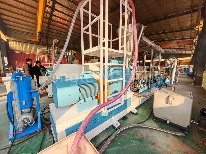 تم اختبار آلة Granulator WPC ترقية Yongte بنجاح بسعة عالية وانخفاض استهلاك الطاقة