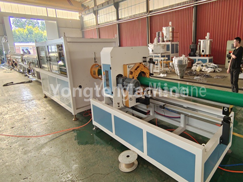 تم فحص آلة إنتاج أنابيب المياه PE 75-250mm لعميل فيتنام بنجاح