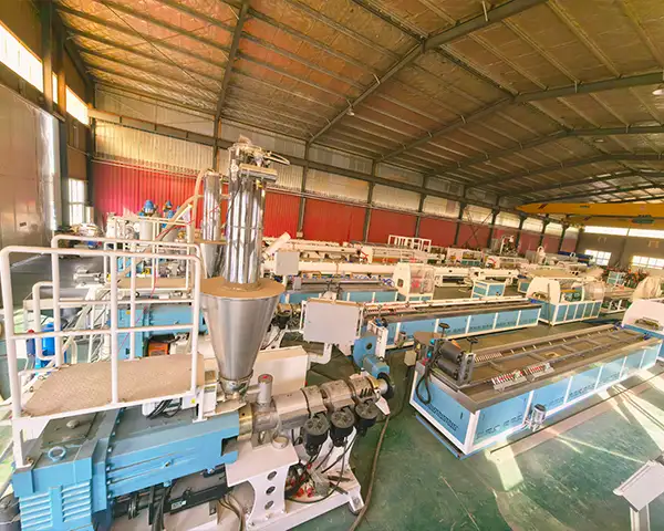 ساعدت Yongte العملاء في تحسين خط إنتاج ألواح التزيين WPC لتحقيق إنتاج أعلى بنسبة 40%